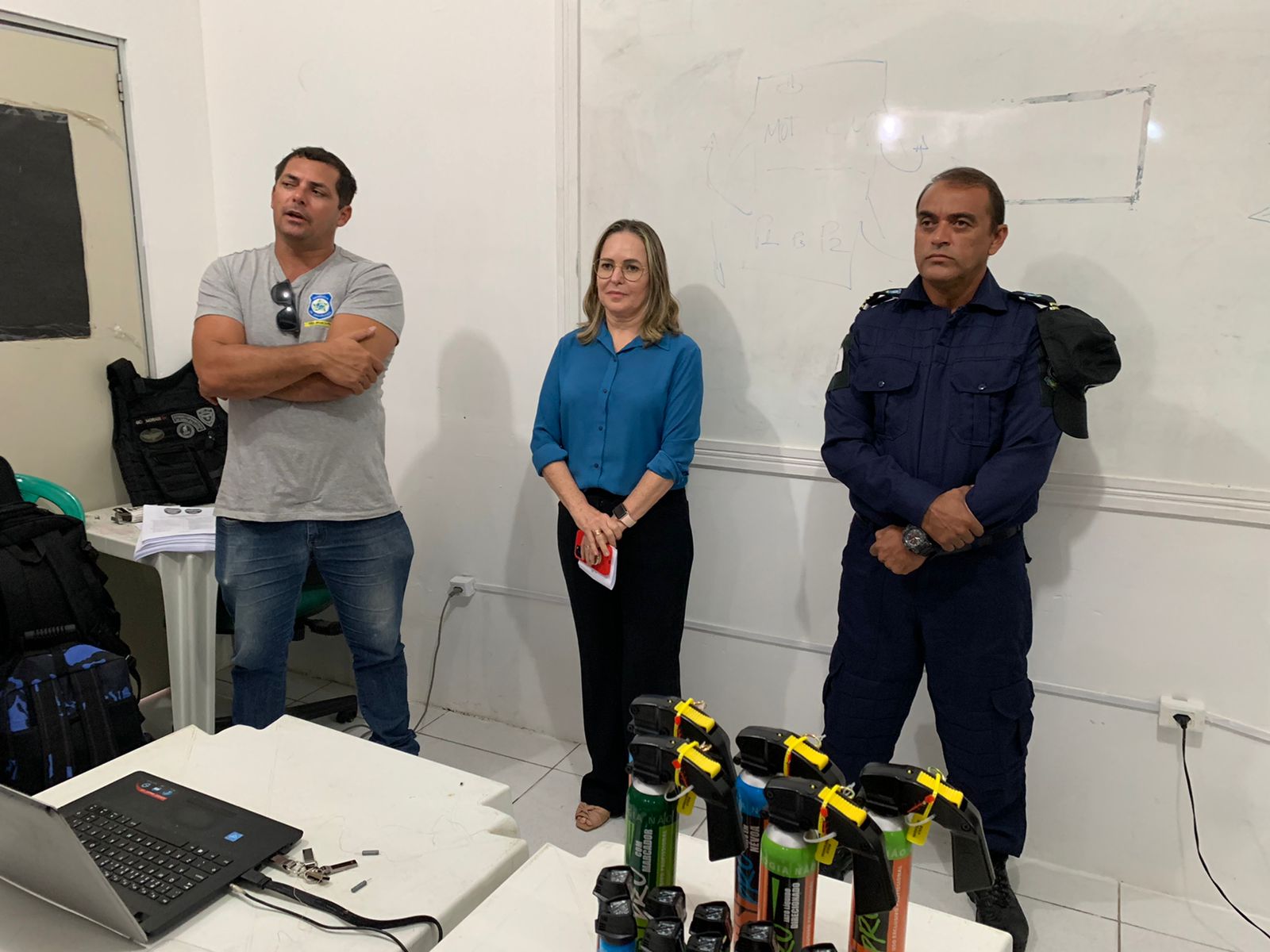 Prefeita Iraneide Rebouças participa de aula sobre uso de equipamentos não letais e entrega material a Guarda Municipal de Areia Branca