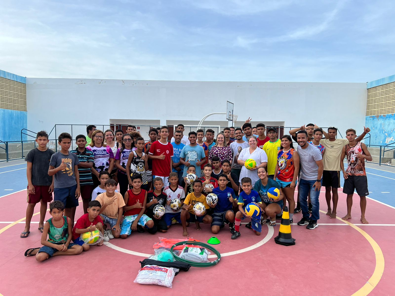 Comunidades que desenvolvem projetos sociais na área de esportes recebem material esportivo da Prefeitura de Areia Branca